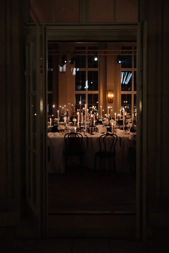 Kerzenschein bei festlich gedeckter Hochzeitslocation in Düsseldorf
