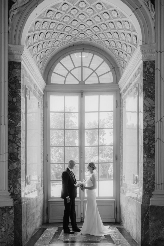 Brautpaar im Marmorsaal – elegante Hochzeit in Schloss Benrath Düsseldorf
