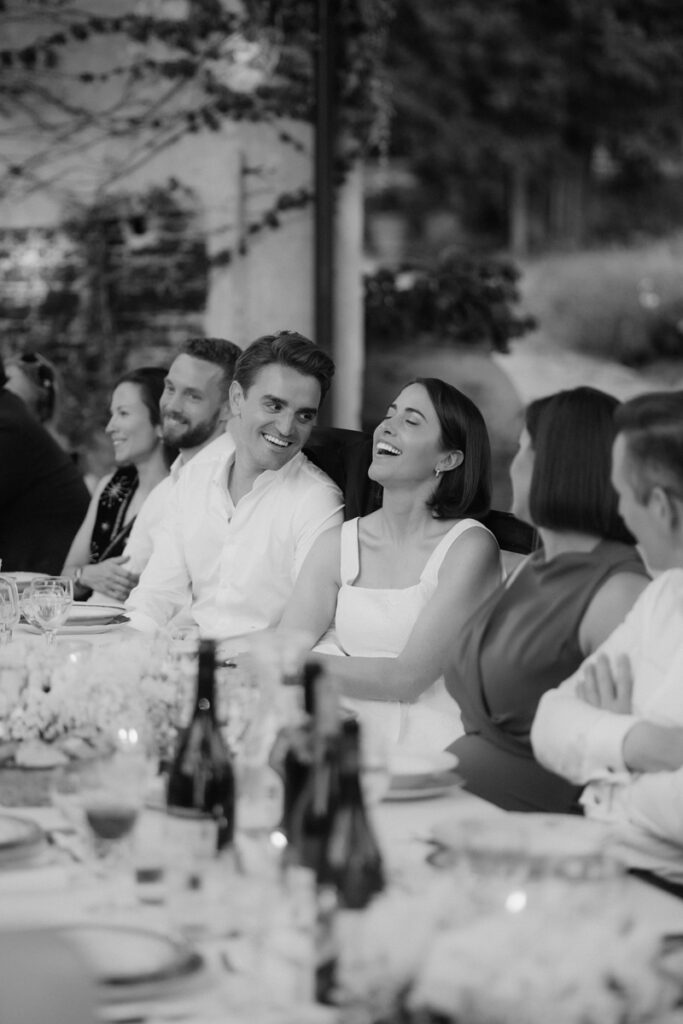 Gäste lachen gemeinsam bei einer Hochzeit in Duesseldorf